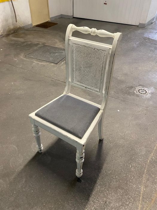 4 E Cadeiras costas em palhinha e estofo em tecido impermeabilizado