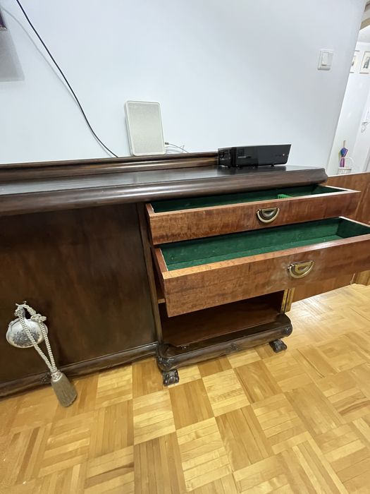 Stylowy bufet z litego drewna — elegancja i solidność