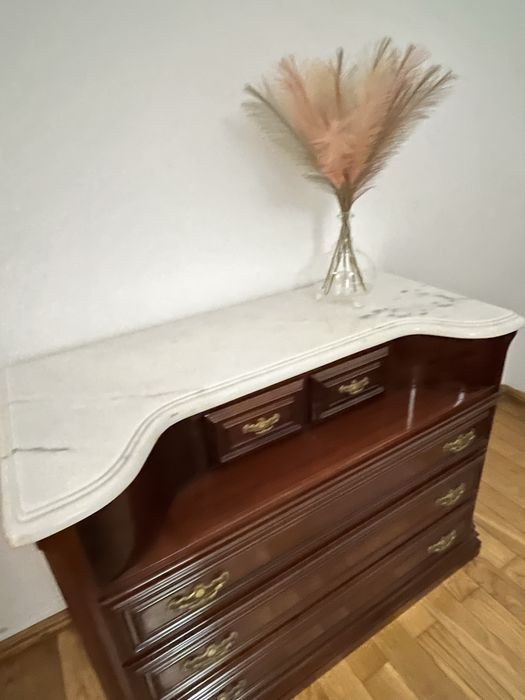 Comoda em mogno com tampo em marmore