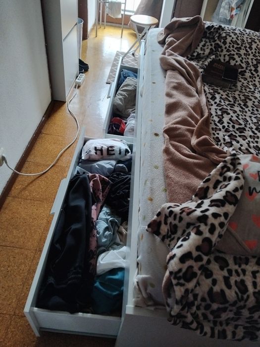 Cama de casal com arrumação