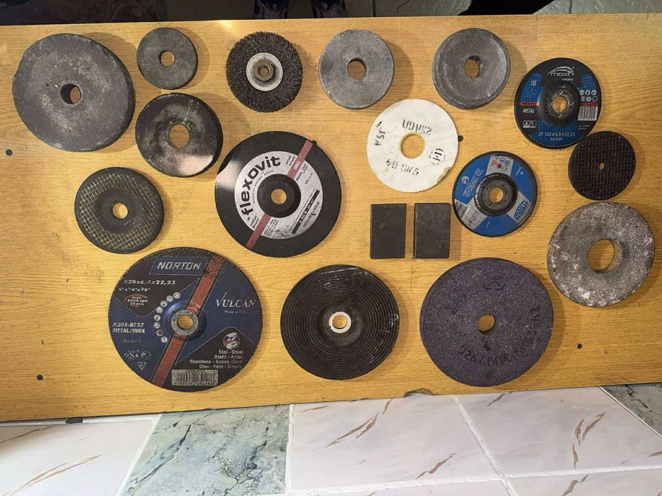 Tarcze do szlifierki 125/180/230 mm + szczotka, ok. 16 szt.