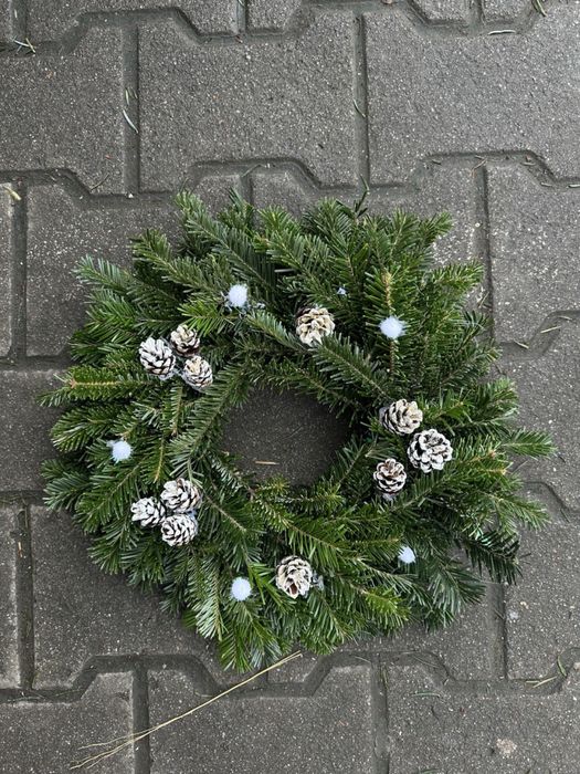 Ялинки, вінки та вмроби з хвої