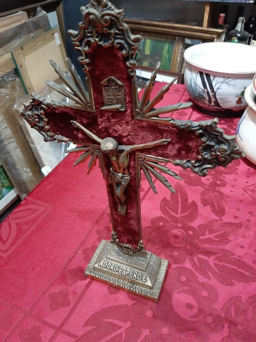 Crucifixo antigo em Bronze e veludo