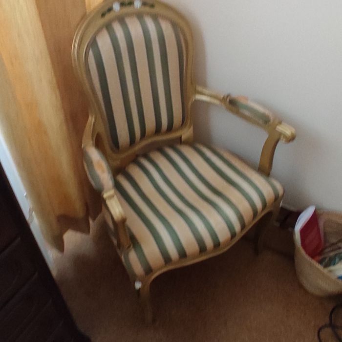 Cadeirão, madeira de castanho, pintado em dourado