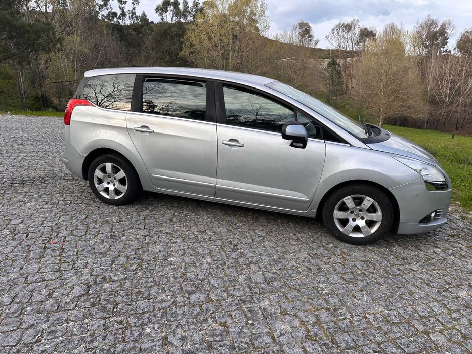 Peugeot 5008 1.6 HDI 115cv – 7 Lugares