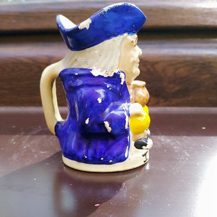 Stary kufel figuralny