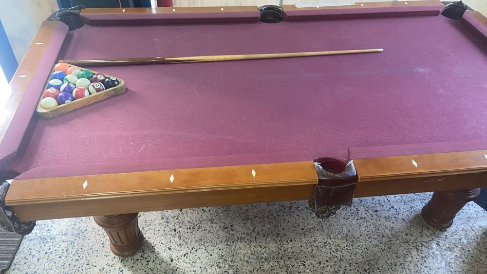 Mesa de Sinuca / Bilhar Profissional em Madeira Maciça – semi novo.