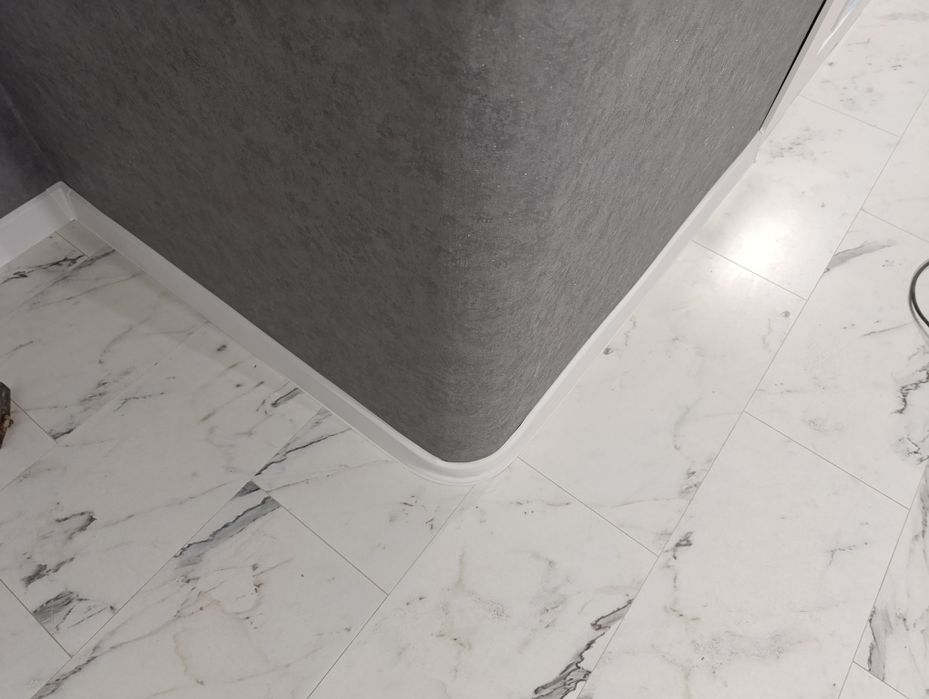 Поклейка шпалер фарбування шпаклювання