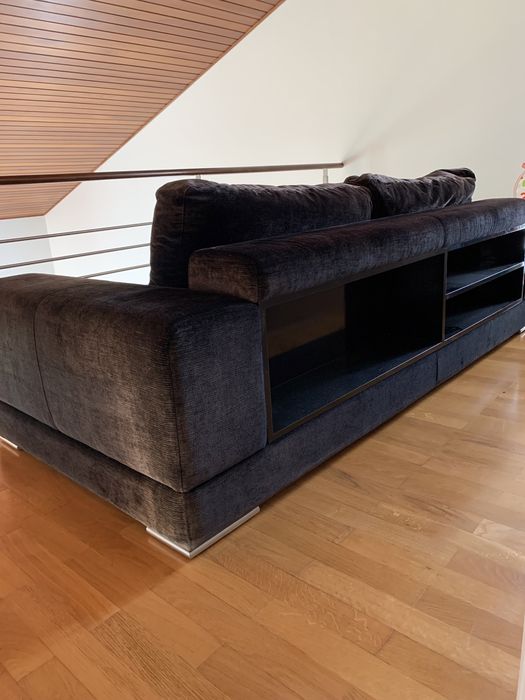 Vendo sofá Anaric com estante embutida 235 x 110 cm