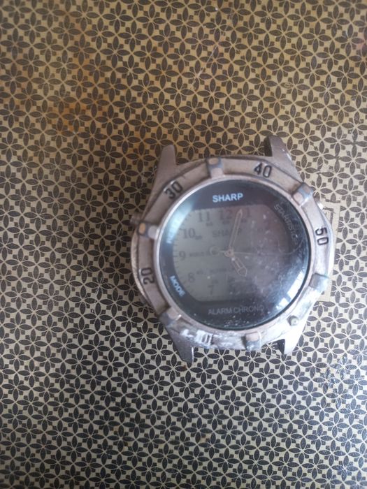 Наручний годинник SHaRP в робочому стані без акумулятора