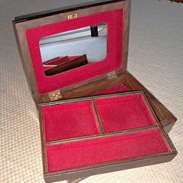 Guarda jóias de madeira com embutidos dourados