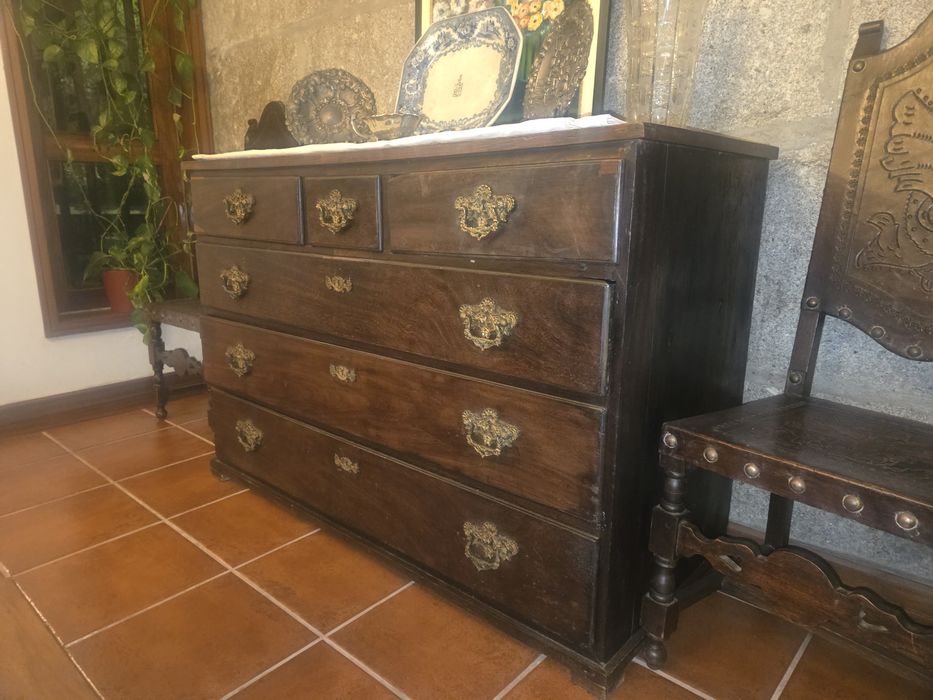 Cómoda em madeira antigs