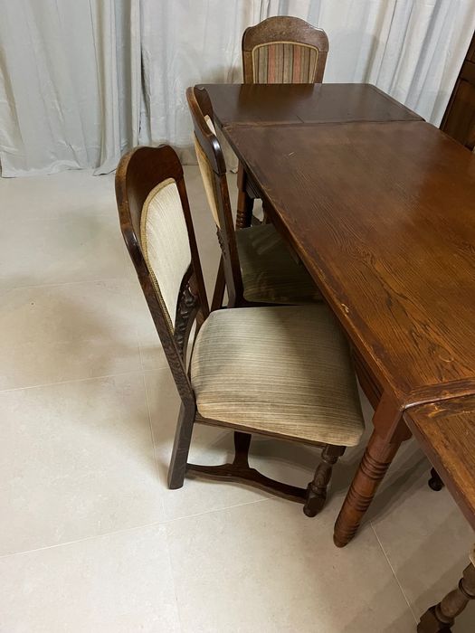 Mesa de jantar e cadeiras