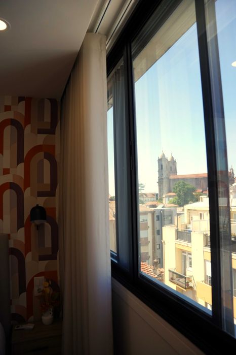 Arrendamento de Estudio T0 na zona da Trindade- Porto, novo, ultimo piso, completamente equipado e climatizado com vistas para a cidade.