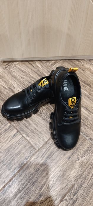 Туфлі (кросівки) р. 38