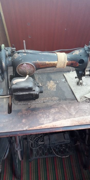 продається швейна машинка Singer.