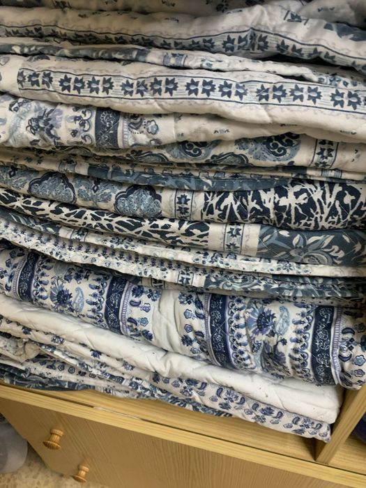 Edredons azul e branco