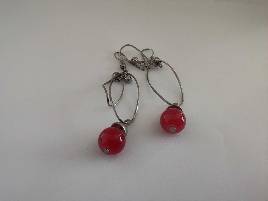 Kolczyki z czerwonymi koralikami