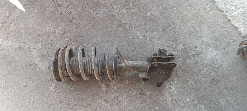Стойка передня. Mitsubishi Carisma 1.6. 2000г.в