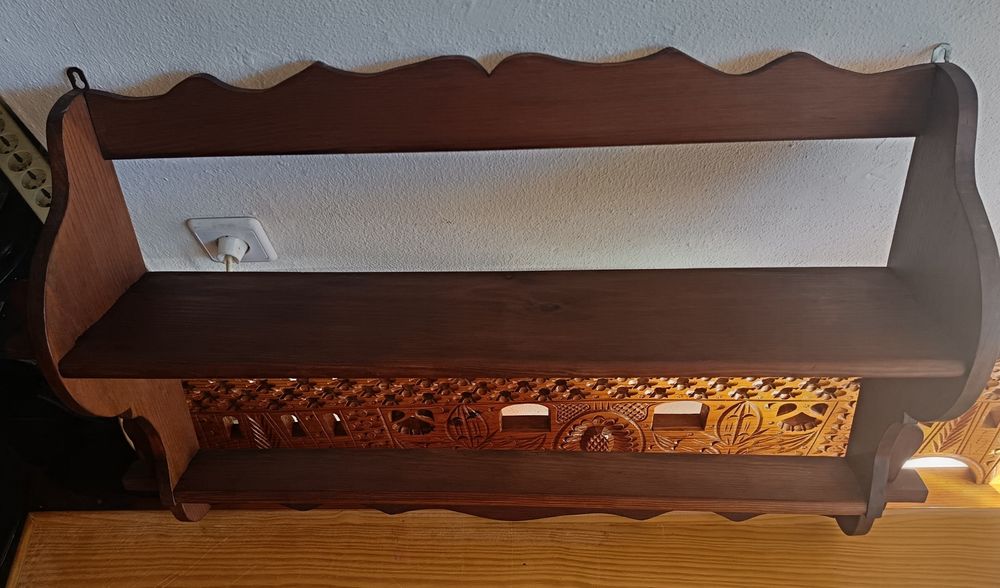 Escaparate em madeira suporte pratos