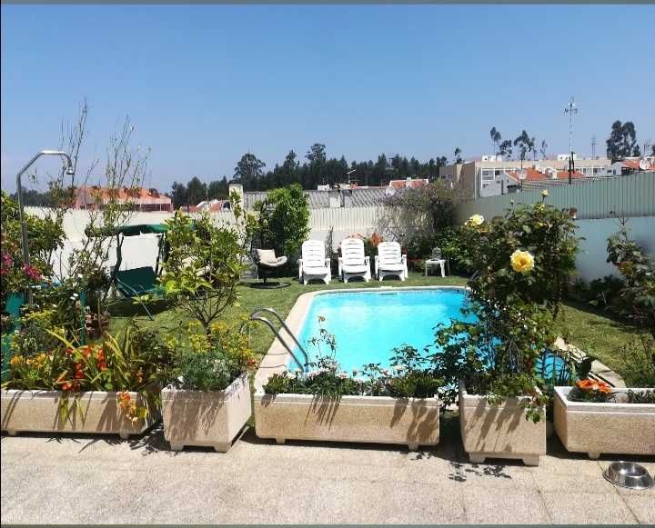 Moradia T4 com Piscina em Milheirós, Maia – 4 Frentes, Garagem p/ 2 Carros, Churrasqueira e Salão de Jogos,
