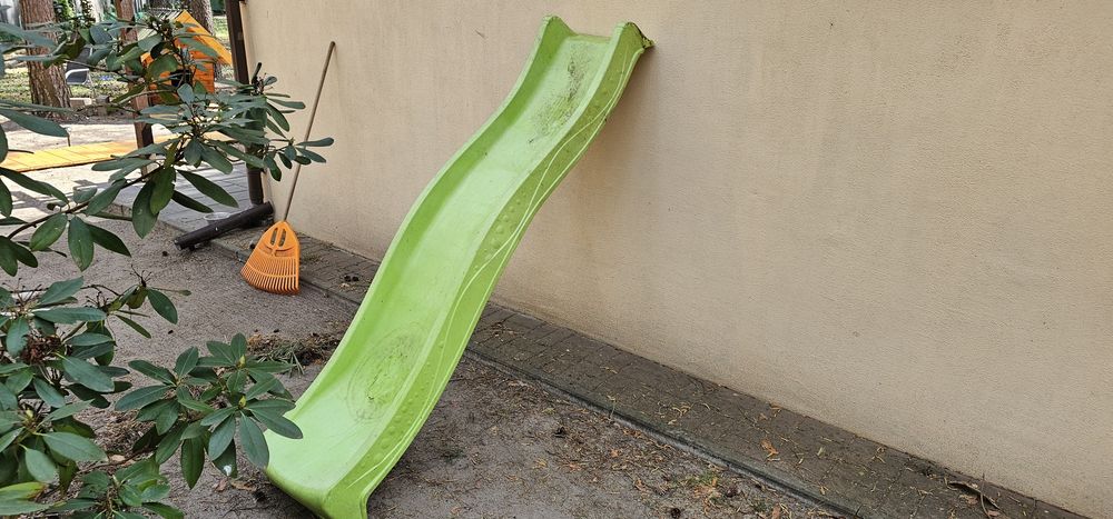 Zjeżdżalnia dla dzieci plac zabaw