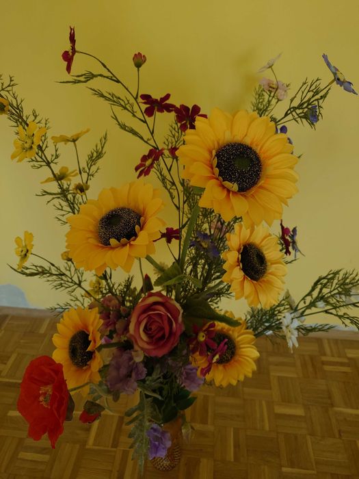 Sztuczne kwiaty w wazonie