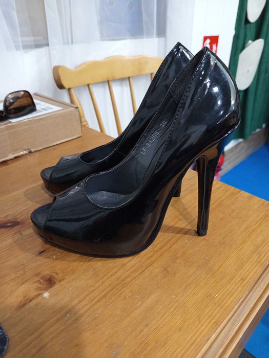#928Nowe buty damskie na obcasie