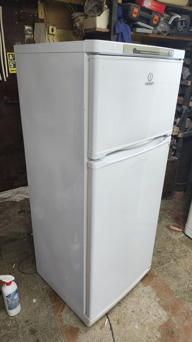 Продам холодильник Indesit