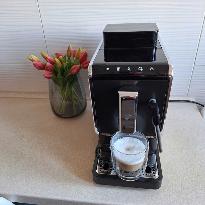 Tchibo ekspres do kawy z młynkiem oraz z dyszą spieniającą mleko