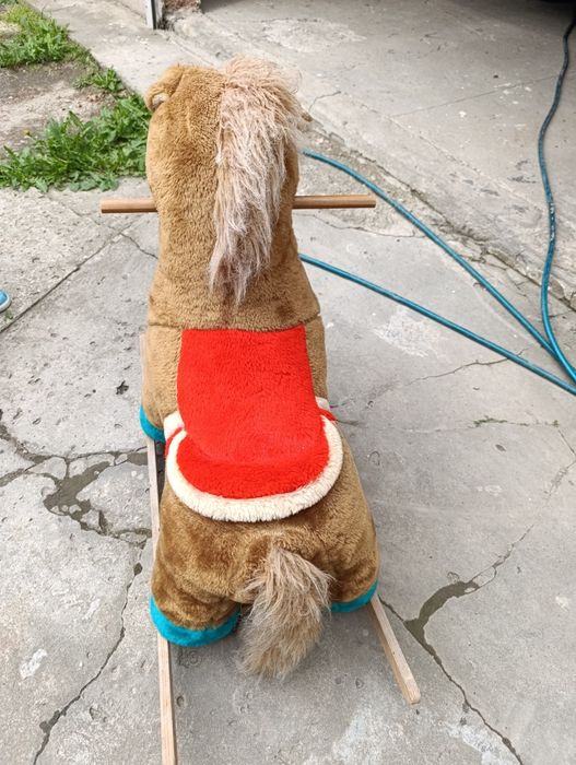 Кінь гойдалка дитячий