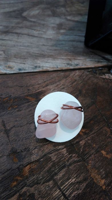 Brincos pequenos com quartzo rosa