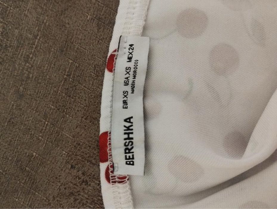 Топ bershka xs , білий з вишеньками