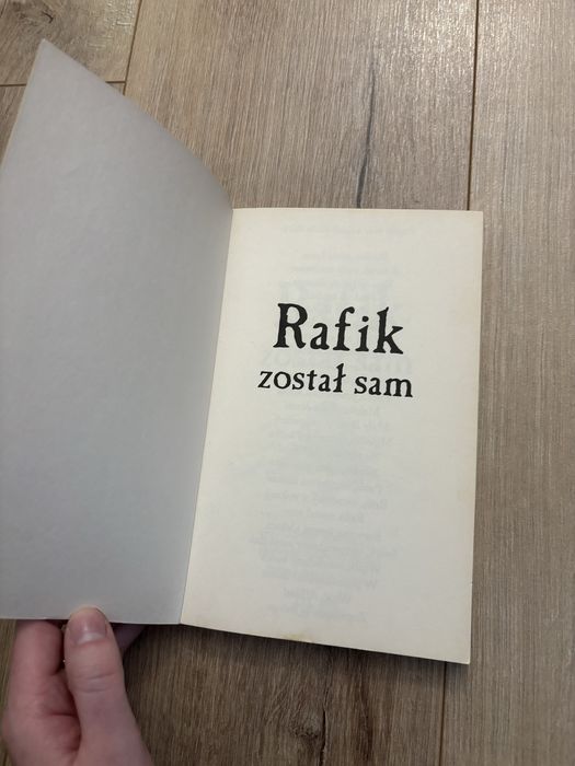Rafik został sam, Kora jest samotna, Holly Webb