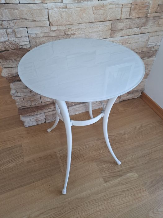 Mesa de apoio em ferro pintado branco e tampo em vidro