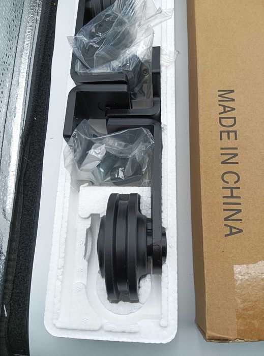 Sistema completo de trilhos para duas portas de correr.