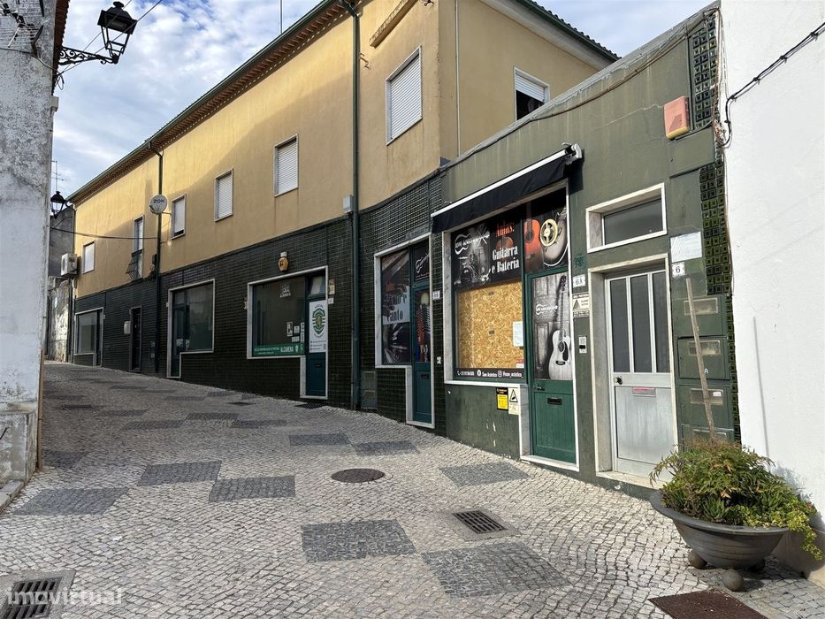 Lote de 5 lojas com rendimento imediato em Alcanena, Santarém