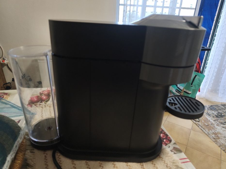 Cafeteira nova , usada algumas vezes .