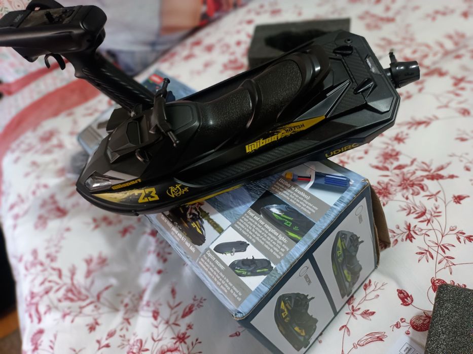 Lancha telecomandada.