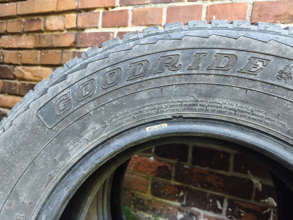 Opony zimowe wzmacniane do busa Goodride 225/75R16C