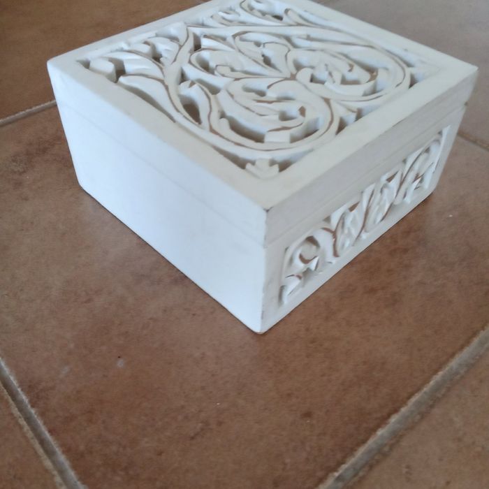 Szkatułka na biżuterię.