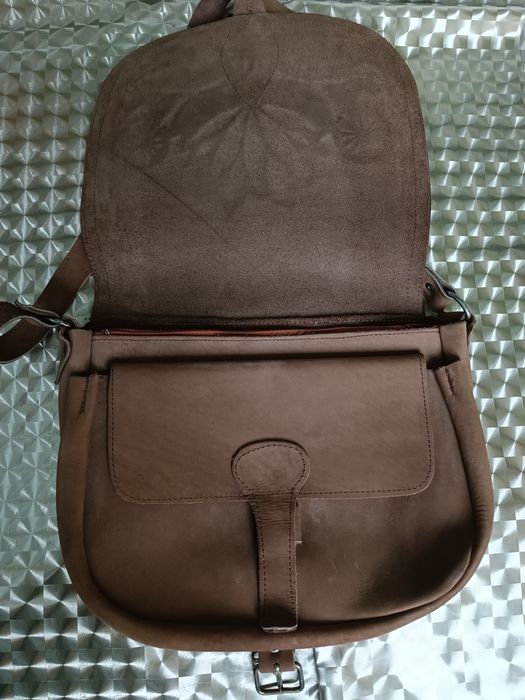 Сумка из нубука коричневого цвета с тиснением