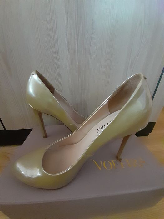 Шикарні шкіряні туфлі, кольору золотий беж