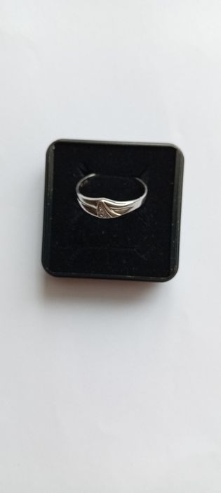 Damski srebrny pierścionek.