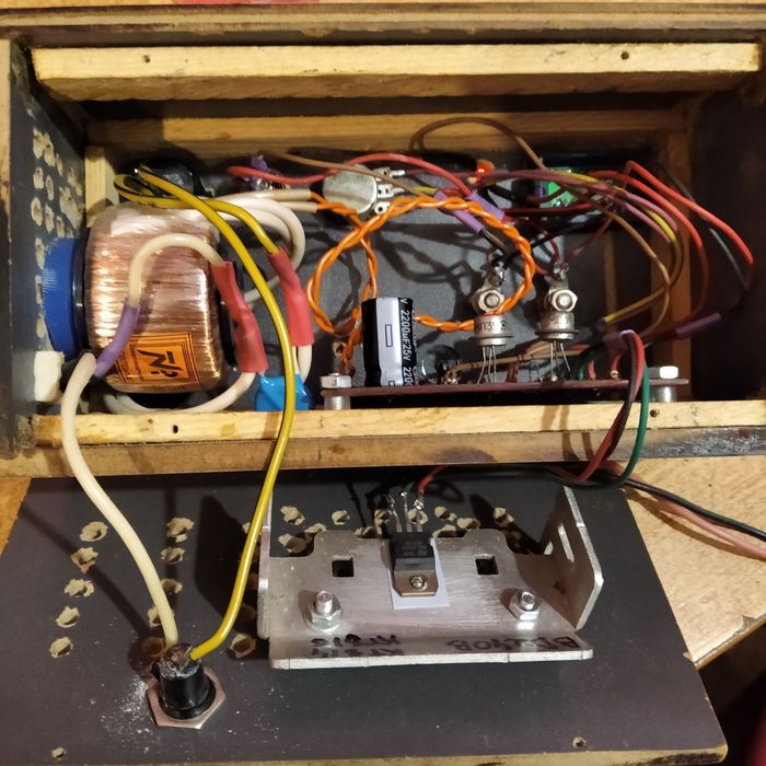 Регульований блок живлення 0-15 вольт.