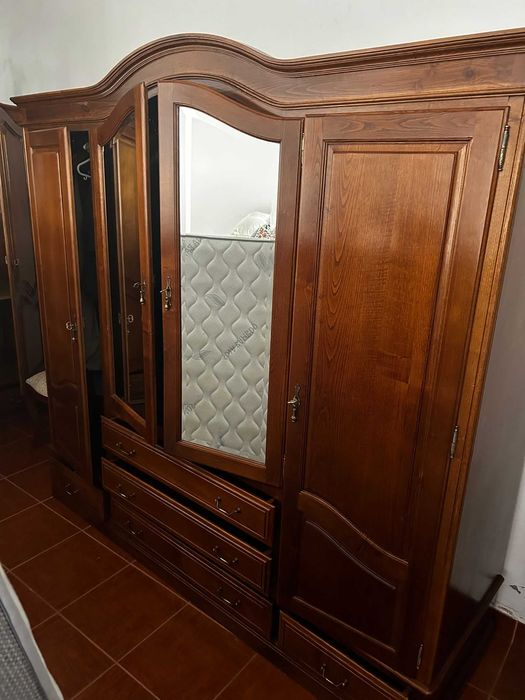 Toucador com armário, roupeiro e armário com espelho + cama casal e 2 mesinhas de cabeceira