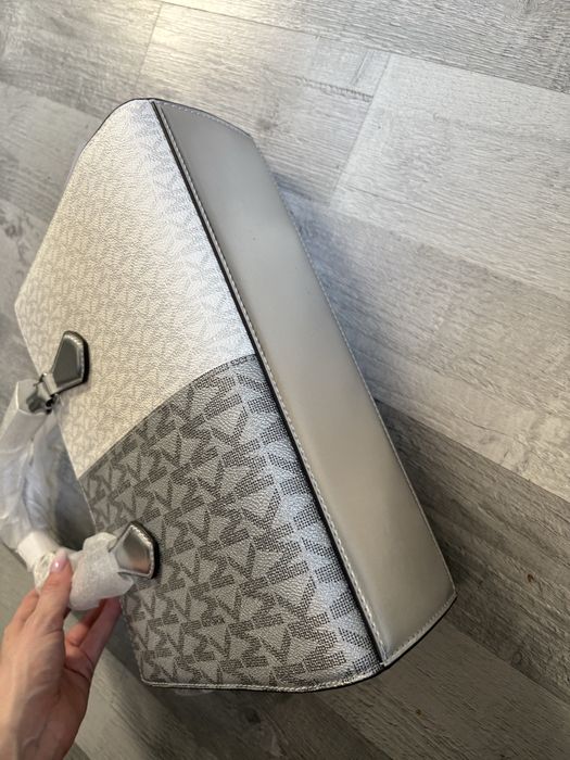 Torebka torba Michael Kors Sheila Medium Center Zip Satchel  srebrna biała