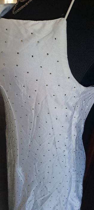 Elegancka dluga sukienka w ala diamencikina ramiaczkach odkryte plecy
