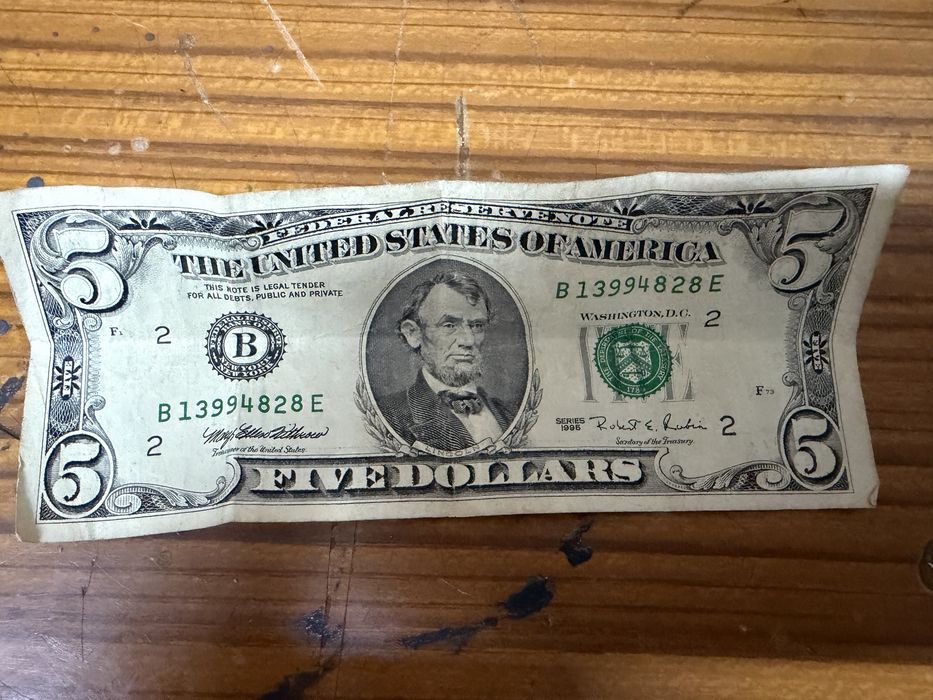 Dwa banknoty 5 i 50 dolarów.
