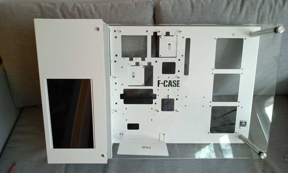 Obudowa do komputera na ścianę z LCD + RGB  kable w gratisie